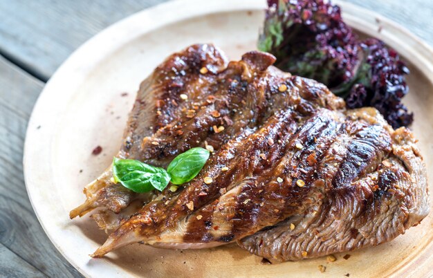 Dinde grillée sur la planche de bois