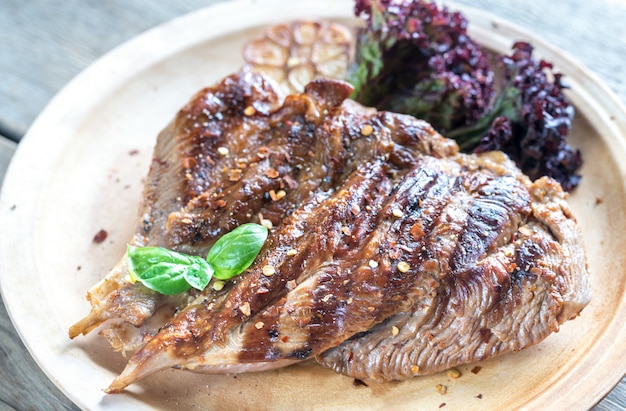 Dinde grillée sur la planche de bois