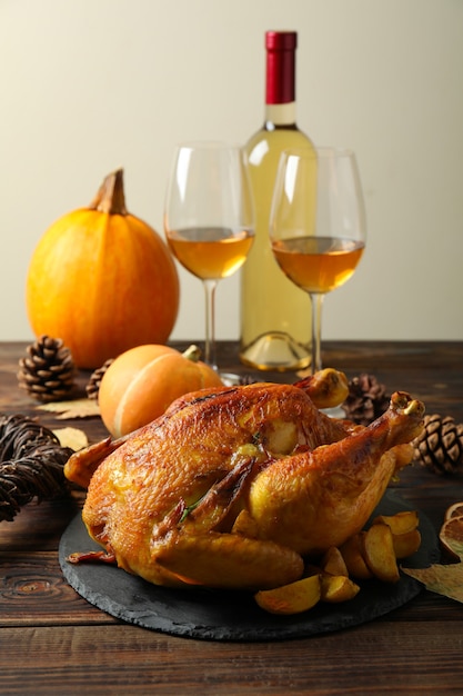 Dinde rôtie de Thanksgiving Day sur table en bois