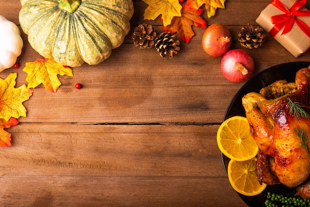 Photo dinde rôtie de thanksgiving ou poulet et légumes