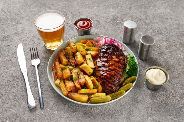 Dîner américain avec steak et bière.