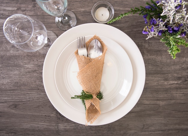 Dîner assiette décoration sur table en bois vue de dessus