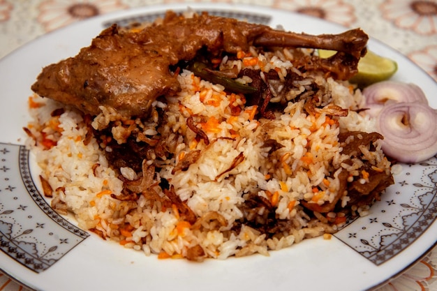 Dîner bengali avec Morog Polao sur assiette