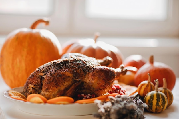 Photo dîner classique du jour de thanksgiving aux états-unis avec décoration d'automne