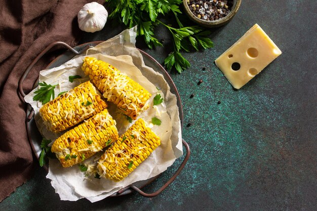 Dîner ou collations végétaliens d'été Maïs grillé avec fromage au beurre à l'ail Vue de dessus Espace de copie