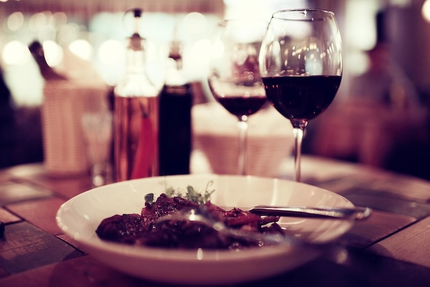 dîner avec décoration de table à vin