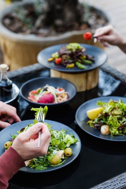 Dîner entre amis dans un restaurant. Brunch ensemble. Concept de loisirs et de passe-temps. Modes de vie modernes