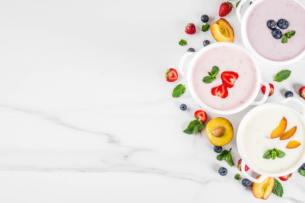 Dîner d'été sain, nourriture végétalienne, dessert, diverses soupes de fruits crémeux et baies sucrées