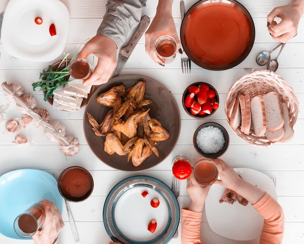 Dîner en famille avec des ailes de poulet rôties vue de dessus