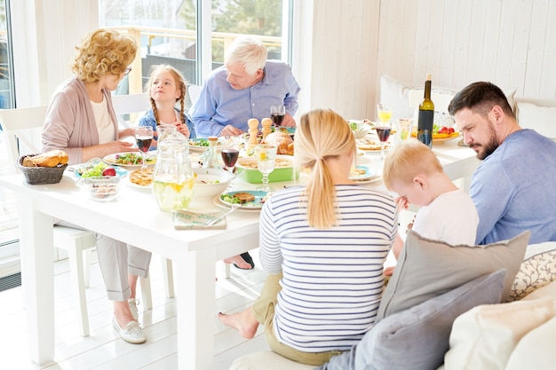 Dîner en famille au soleil