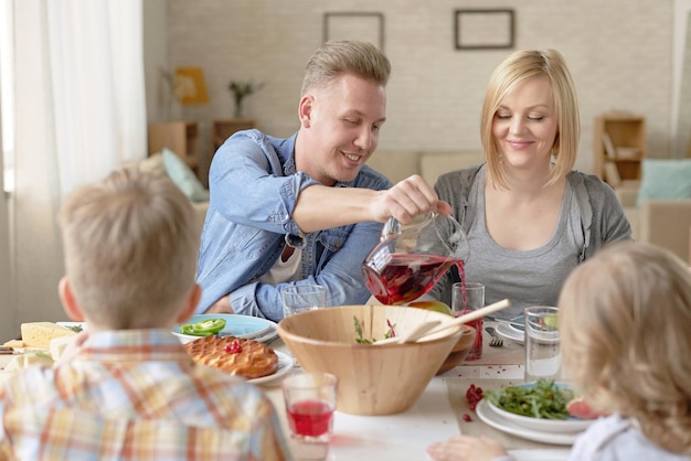 Dîner en famille à l'intérieur