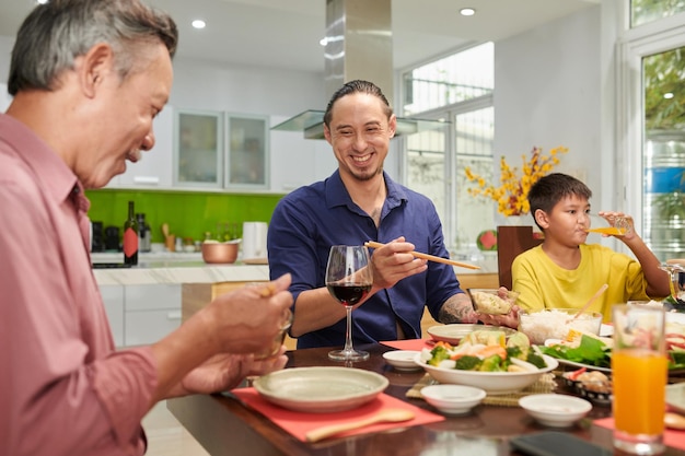 Dîner en famille à la maison