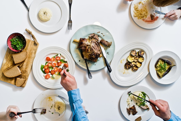 Dîner en famille à la table de fête.