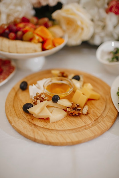 Dîner de fête, fromage au miel et noix