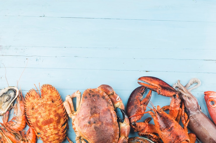 Photo dîner de fruits de mer, dîner de fruits de mer avec homard frais, crabe, moules et huîtres en arrière-plan