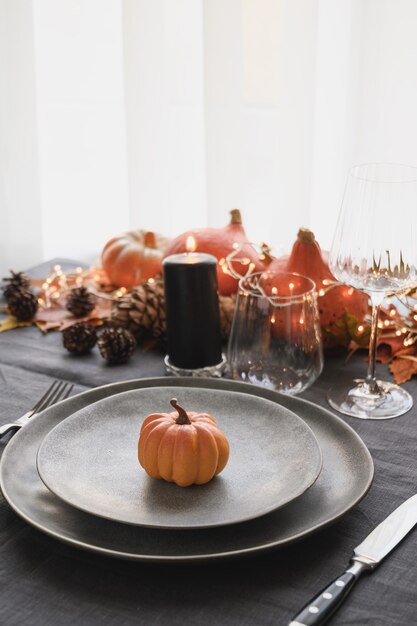 Dîner d'Halloween et de Thanksgiving décoré de feuilles mortes citrouilles épices plaque grise