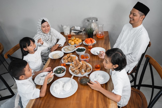 Dîner d'Iftar en famille le ramadan