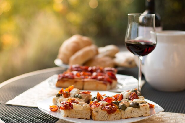 Dîner italien Pizza savoureuse fraîche au vin rouge pendant les vacances du soir