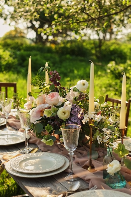 Dîner De Mariage Dans Le Jardin. Réglage De La Table