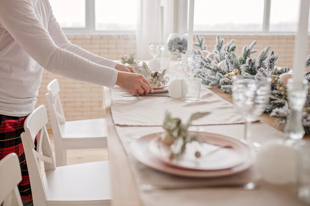 dîner de noël cuisine décorée de façon festive