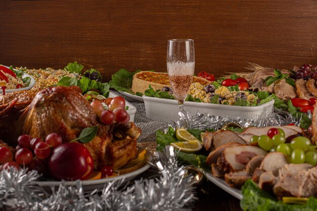 Dîner de Noël avec un verre de vin mousseux Table de fête Noël Brésil