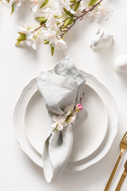 Dîner De Pâques Avec Des Fleurs En Fleurs Sur Table Blanche, Printemps Et Décoration Florale.