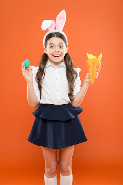 dîner de pâques recettes de carottes de pâques rester en bonne santé et heureuse petite fille tenir des carottes et des œufs la chasse aux œufs a commencé enfant dans les oreilles de lapin régime alimentaire pour la santé de manger des carottes