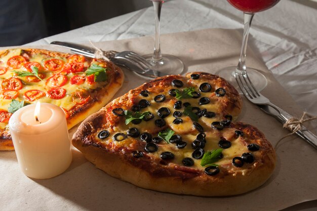 Dîner de pizza en forme de coeur d'amour romantique et cadeaux