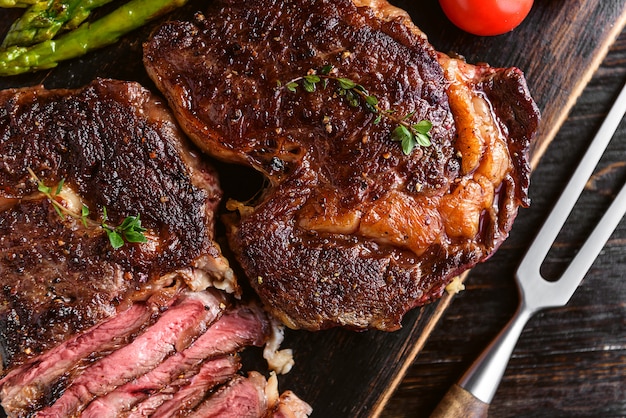 Viande Séchée Maison, Basturma Entière Et En Morceaux, Sur Une Planche à  Découper De Cuisine, Sombre Et Maussade