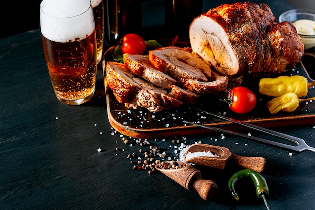 Dîner pour deux de viande et bière artisanale deux verres de bière cuite au four viande hachée avec des légumes sur un plateau en bois avec une fourchette à viande et des épices