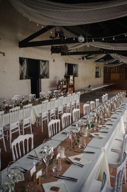 Dîner de restauration en plein air au mariage avec décoration de garnitures faites maison