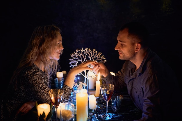 Dîner romantique aux chandelles pour deux au restaurant