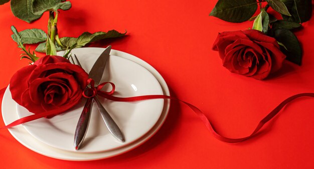 Dîner romantique pour l'être aimé. Mise au point sélective.vacances