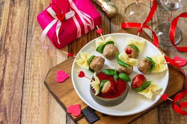 Dîner romantique Saint Valentin ou anniversaire Pâtes cuites sous forme de boulettes de canapés