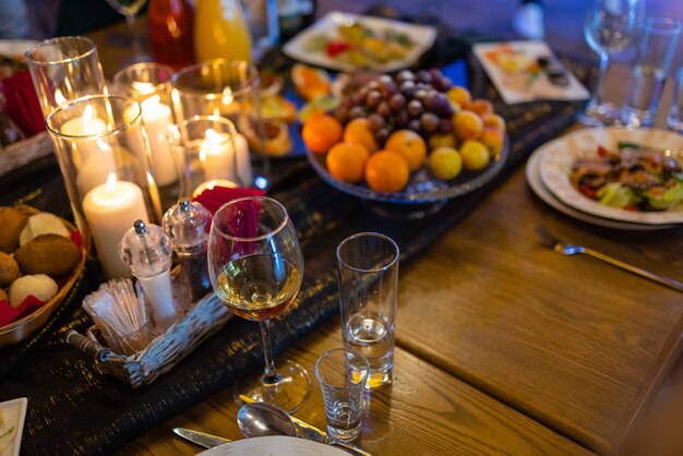 Dîner romantique avec vin et bougies sur une table