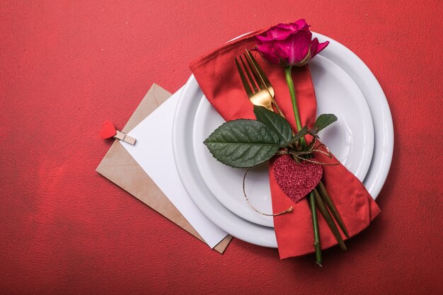 Dîner de la Saint-Valentin avec décoration de coeurs de table, rose pour le dîner de la Saint-Valentin. Vue d'en-haut.