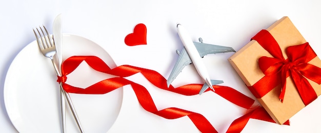 Dîner de Saint Valentin heureux, table avec cadeau et avion