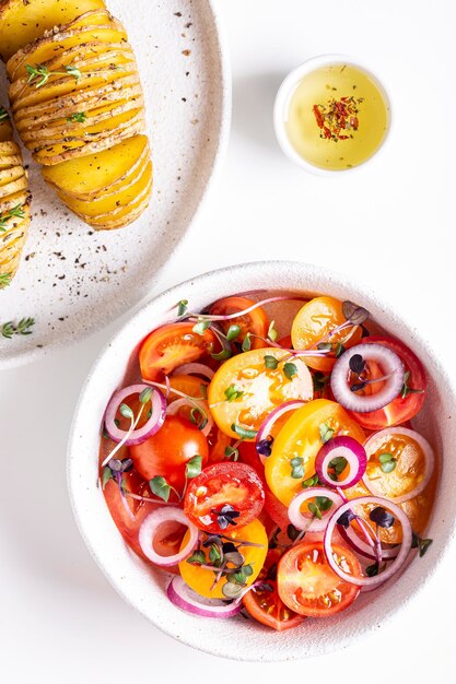 Dîner avec salade de tomates et oignons