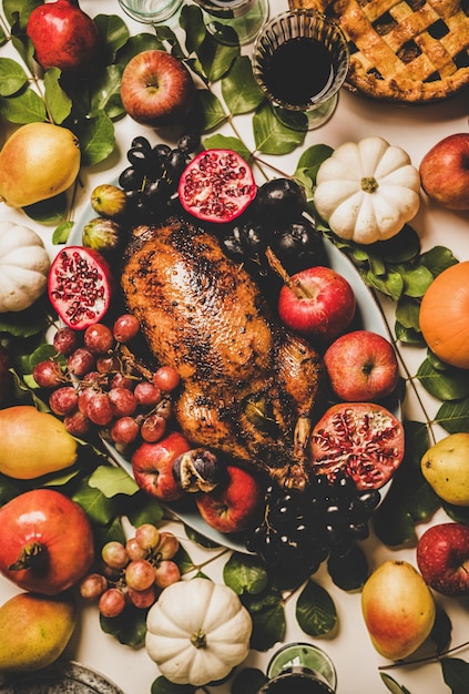 Dîner de Thanksgiving avec canard rôti aux fruits légumes et boissons