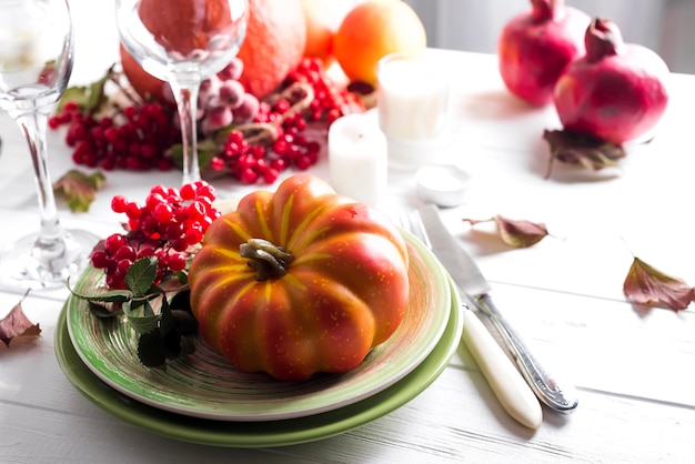 Dîner de Thanksgiving avec des citrouilles,