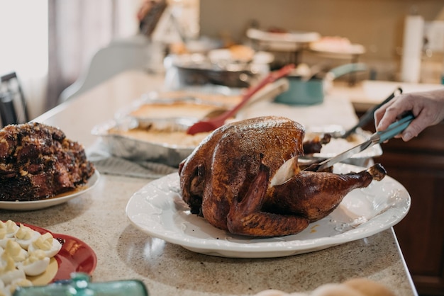 Dîner de Thanksgiving avec de la dinde rôtie en 2023