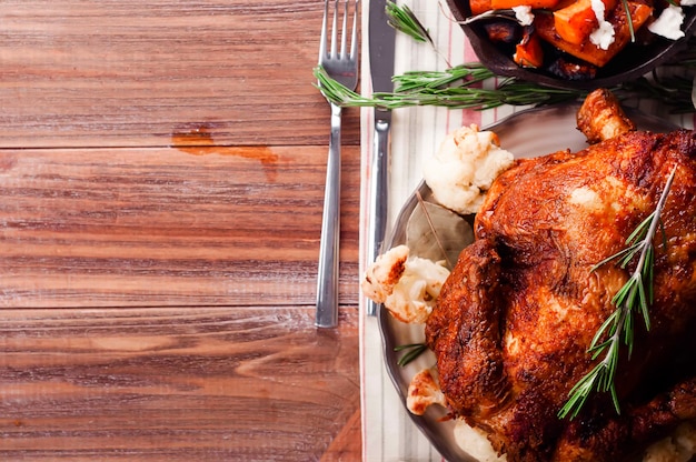 Dîner de Thanksgiving avec du poulet.