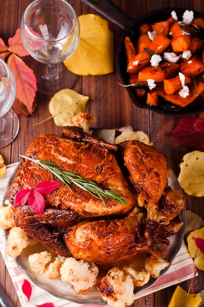 Dîner de Thanksgiving avec du poulet.