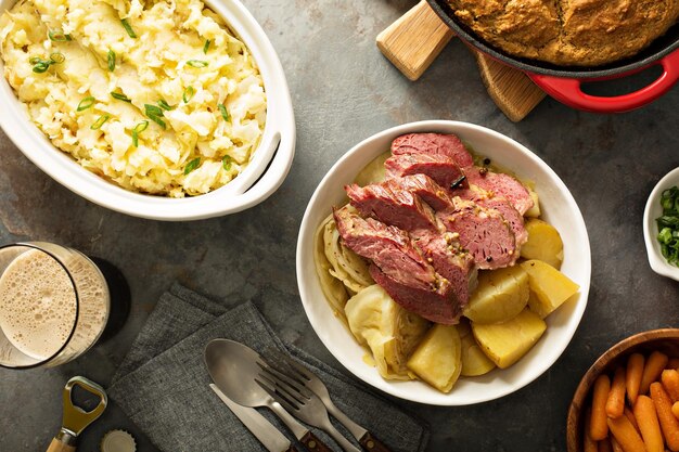 Dîner traditionnel irlandais avec du corned beef et du colcannon