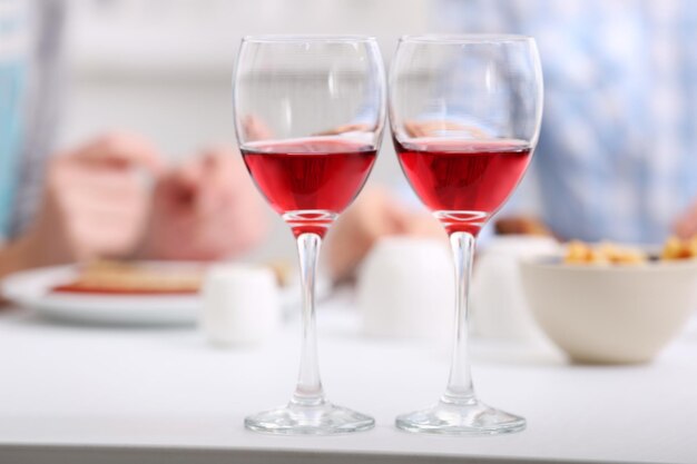 Dîner avec des verres de vin sur un fond flou léger