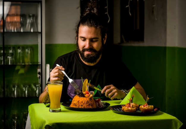 Photo diners clients chefs serveurs au restaurant avec divers plats de fruits de mer péruviens nourriture et boissons criolla