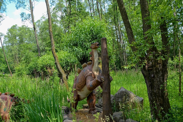 Un dinosaure dans une scène du monde jurassique