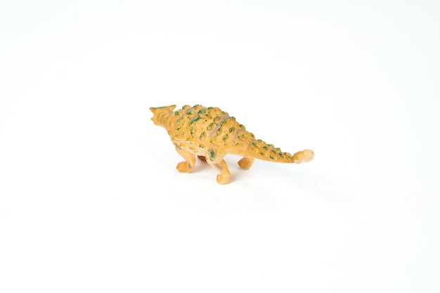 Dinosaure. jouet en caoutchouc plastique isolé sur blanc.