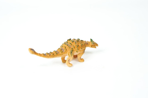 Dinosaure. jouet en caoutchouc plastique isolé sur blanc.