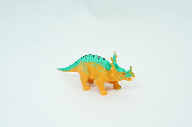 Photo dinosaure. jouet en caoutchouc plastique isolé sur blanc.